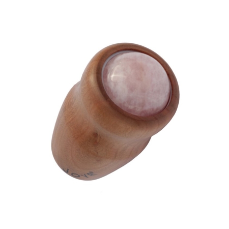 Der JOYA Mini Face & Body mit Rosenquarz ist perfekt geeignet für die Massage des Gesichts, des Nackens und der Reflexzonen an Händen und Füßen.