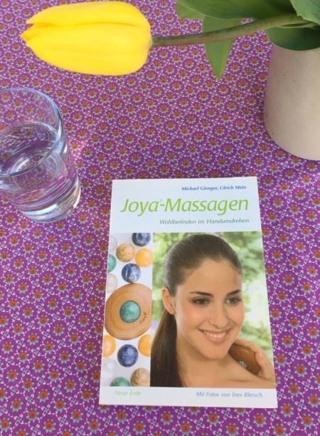 Das JOYA Lehrbuch "JOYA Massagen" mit sher ausführlichen Beschreibungen und vielen Bildern