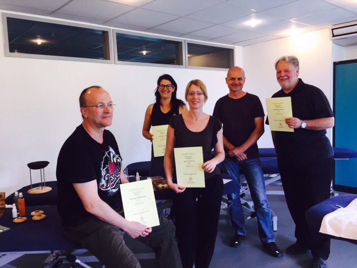 JOYA Massage Seminar Teilnehmer September 2015_Bl Zufriedene Teilnehmer des JOYA Basis Seminares mit den Urkunden und dem Seminar Leiter