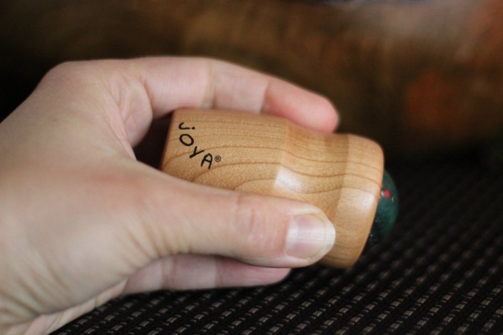Handhabung neuer JOYA Mini So hält man den neuen Mini von JOYA- ein Massageroller für das Gesicht den Nacken und die Reflexzonen