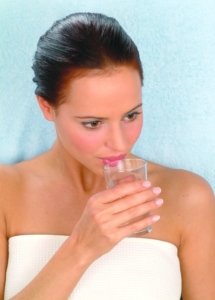 Ausreichend Wasser trinken ist nach Lymphdrainagen und Massagen wichtig